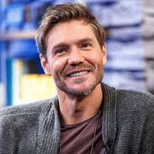 His father was an air traffic controller, and his mother abandoned the family when murray was very young. Chad Michael Murray And Other Former One Tree Hill Stars To Appear In Upcoming Hallmark Movie Abc News