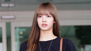 Jun 17, 2021 · blackpink, de aniversario el 8 de agosto de 2016, el mundo de la industria musical le dio la bienvenida a jisoo, jennie, rosé y lisa integrantes de blackpink, quienes debutaron con su primer. Blackpink S Lisa Showed Off Her Red Hair And Bangs Teen Vogue