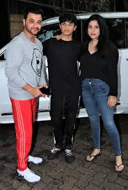 In the picture, the two friends pose for the camera and rajiv playfully blocks his sister rima jain. Sanjay Kapoor And Family Spotted At Brother Anil Kapoor S House Masala Com
