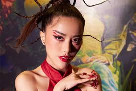 Phùng Khánh Linh giảm 10 kg, đi giày 20 cm mời mẫu Hàn đóng cảnh sexy