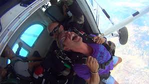 Notre équipe de professionnels vous accompagnera de 4000 mètres à l'atterrissage. Saut En Parachute Aix En Provence Marseille Air Play Parachutisme