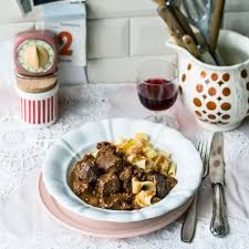 Rindergulasch Mit Bandnudeln Rezept Rezept Bandnudeln Rezept Lebensmittel Essen Hunde Futter