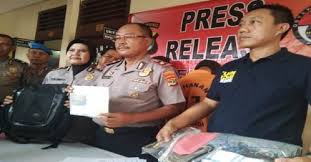 Sejak saat itu niko merasa malu bila berjumpa mamanya, terlebih kalau dirinya kedapatan mencuri pandang ke arah mamanya. Polisi Tangkap Oknum Satpam Mencuri Ditempat Kerja