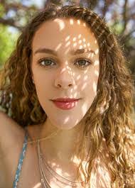 Leslie Diggins's Instagram, Twitter & Facebook