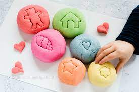 Ora accendete il fuoco a fiamma media e girate il vostro impasto per asciugare il tutto. Pasta Di Sale Fatta In Casa Facilmente Modellabile Per Bambini