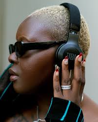 Maeva Komenan (@maevatheradiant) • Fotos y videos de Instagram