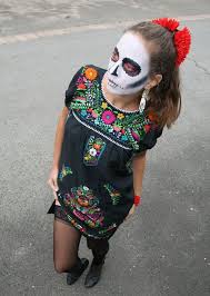 Diese bestehen aus anzügen und kleidern, die mit knochen, bunten sugar skulls und zahlreichen verzierungen geschmückt sind und damit eine farbenfrohe alternative. Pin Auf Costumes