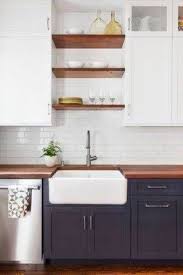 An Apron Front Kitchen Sink Matches Perfectly With Upper White Cabinets And A Bit Of Open Shelving Con Imagenes Decoracion De Cocina Pintar La Cocina Cocinas