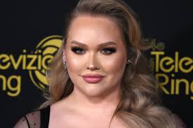 Throughout the video, de jager shared her transition story, saying she fully transitioned by the time she was 19 years old. Nikkie De Jager Overvallen Door Vier Mannen Politie Zoekt Getuigen