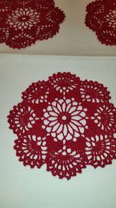 Fare un centrino all'uncinetto facile, può essere un primo lavoro per realizzare un accessorio per la tavola, i comodini, un tavolino o la base per una bomboniera fatta a mano.con il video tutorial in basso, lo schema e le spiegazioni, realizzi un modello che puoi fare della grandezza che vuoi ripetendo gli stessi giri, anche se sei principiante. Centrini Natalizi Uncinetto Schemi Uncinetto Ideas