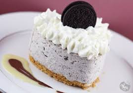 Étalez cette crème épaisse sur la base du cheesecake et réservez au réfrigérateur pendant au moins deux heures. Cheesecake Oreo Sans Cuisson Feerie Cake
