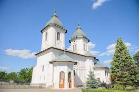 Biserica mai este cunoscută şi sub numele de „biserica dintre brazi. MÄƒnÄƒstirea SfinÈ›ilor Apostoli Petru È™i Pavel HuÈ™i Catedrala EpiscopalÄƒ A HuÈ™ilor Episcopia HuÈ™ilor