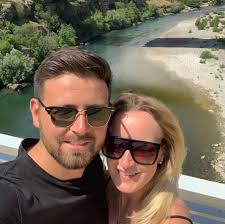 Projector and TV dual screen setup with Epson projector via HDMI