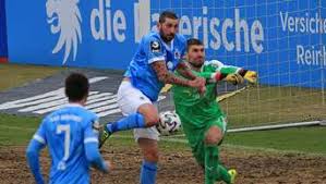 Kiel schlägt den ball lang nach vorne, abgewehrt. Tsv 1860 Bitterer Ruckschlag Im Aufstiegsrennen Lowen Verpassen Gegen Zwickau Tabellenfuhrung 1860 Munchen