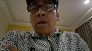 Xavier kurt naidoo (born october 2, 1971 in mannheim), also known by his stage name kobra, is a born and raised in mannheim, naidoo worked in several jobs in the gastronomy and the musical. Conspiracy Theories German Singer Xavier Naidoo Cries About Adrenochrome Children Nordkurier De