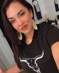 Amanda Vaught's Instagram, Twitter & Facebook