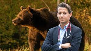 Presa internaţională a relatat, miercuri, cazul ursului arthur, ucis în românia de prinţul emanuel von und zu liechtenstein, animal despre care scrie că era regele urşilor, relatează news.ro. Z9l2esdolrztvm