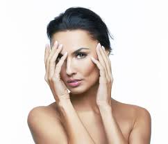 Le contour des yeux est une des zones les plus délicates de notre visage. Rides Pattes D Oie Comment Les Eviter Madame Figaro