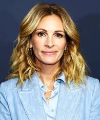 Natural, but so careless! 😮 Julia Roberts was recently caught by paparazzi  without makeup or styled hair, and some of her fans could hardly recognize  her 💁‍♀️ ❤️ ❤️ Check the comments