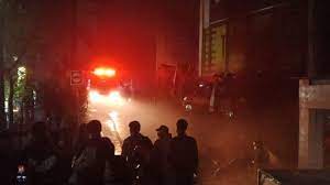 20 rumah di senen ludes terbakar, ini penyebabnya. Bec Bandung Kebakaran Satpam Sebut Terjadi Di Basemen 2 Asap Penuhi Lobi Pengunjung Dievakuasi Tribun Jabar