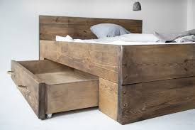 Sowie zwischen lagerung, umwandelbar, und einstellbar (höhe) bett shabby chic. Bauholz Bett Changy Mit Grossen Schubladen Fraaiberlin