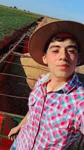 Desde San Cristóbal. Arnaldo David tiene 15 años y trabaja en la cosecha,  prestando un servicio fundamental para el agro... El Transporte. Son miles  de camiones y sus respectivos chóferes y ayudantes,