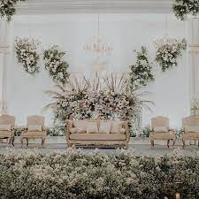 Lokasi kantor strategis di tengah kota bandung (daerah jl riau), workshop sendiri selaus 2000m2 + wedding gallery 2. Dekorasi Pelaminan Yang Minimalis Dengan Sentuhan Rustic Ini Terlihat Sangat Cantik Ya Walaupun Simple Perpaduan Warna Dan Penataan Bunga Ini Terlihat Menarik