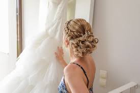 If you have other plans for your money, you may like to consider some of the very beautiful bridal hairstyles, which you can easily master by yourself. Stunning Wedding Hairstyles For Medium Length Hair More