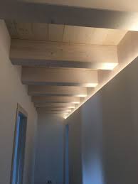 Non prestare attenzione a questo aspetto potrebbe voler dire aggiungere al denaro richiesto per la realizzazione della tettoia quello necessario per commissionare al proprio architetto una revisione del sistema di illuminazione. Illuminare Un Tetto Con Travi A Vista Tutte Le Soluzioni Piu Interessanti