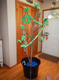 Diy Parrot Play Forage Tree Great For Stimulating Exercise Fun And To Fulfill Their Natural Foraging Instinct I Used A Bird Toys Parrot Toys Diy Bird Toys