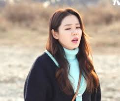 The absolute top secret love story of a chaebol heiress who made an emergency landing in north korea because of a paragliding accident and a north korean special officer who falls in love with her and who is hiding and protecting her. Crash Landing On You Son Ye Jin Dunkler Rollkragenpullover Ist Ziemlich Suss Inside K Drama