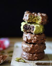 Il Y A Toujours Une Bonne Raison De Savourer Notre Praline Pour La Journee Mondiale Du Donut Testez Cette Recette Praline Chocolat Et Pistache De Royal Chill