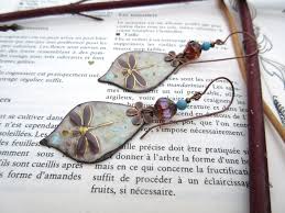 Au Pays Des Libellules Des Boucles D Oreille Petillantes Natures Avec Ces Breloques En Email Artisanal Boucles Boucle D Oreille Creation Bijoux