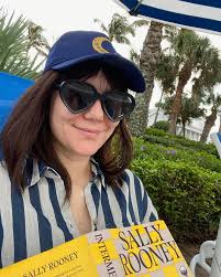 Sitting by the beach with a book until further notice 🌴🎄 wishing everyone  a wonderful holiday season!! ❤️ merry Christmas and happy new year  ✌🏻🕊️☮️❤️