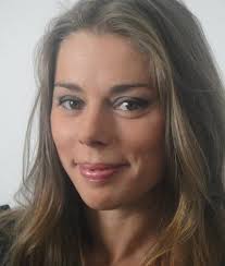 Comemora hoje o seu aniversário a atriz Paula Luiz