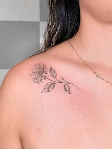 A super delicate sunflower along the collarbone by Raissa @raissa.ink #utcatattoostudio #utcatattoos #utrechttattoo #utrecht #utca