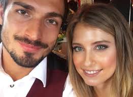 Sohn von mats und cathy hummels leidet unter asthma. Cathy Hummels Und Mats Hummels Zeigen Ihr Baby Starzip