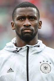 Der deutsche nationalspieler antonio rüdiger hat unseren host stefan auf dem trainingsgelände seines vereins as rom empfangen und einen tag mit ihm. Antonio Rudiger Wurde Der Nationalspieler Von Tom Bartels Rassistisch Beleidigt Gala De