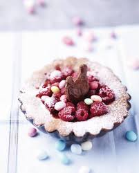 Nid De Paques Chocolat Chantilly Fruits Rouges Pour 6 Personnes Recettes Elle A Table Recette Nid De Paques Chocolat Dessert Paques Nid De Paques