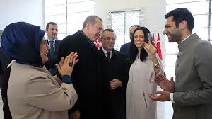 قال الرئيس التركي رجب طيب إردوغان إن تركيا اتخذت مع الأميركيين قراراً بإقامة مركز عمليات من أجل إنشاء «ممر سلام»، في إشارة إلى المنطقة الآمنة في شمال سوريا، في وقت قال. Ø¨Ø§Ù„ØµÙˆØ± Ø§Ø±Ø¯ÙˆØºØ§Ù† ÙŠØ·Ù„Ø¨ ÙŠØ¯ Ù†Ø¬Ù…Ø© Ù…ØºØ±Ø¨ÙŠØ© Ù„Ù„Ù†Ø¬Ù… Ø§Ù„ØªØ±ÙƒÙŠ Ù…Ø±Ø§Ø¯ Lebanon News