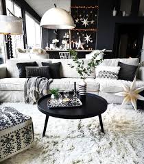 Bild Konnte Enthalten 1 Person Sitzt Tisch Wohnzimmer Und Innenbereich Office Wall Design Home Decor Office Design Inspiration