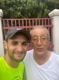 Hoy caminé el Parque Omar con este man. Este viejo se llama Manuel Calle,  una de las figuras más importantes en mi vida y en la de miles de panameños  lasallistas. Más