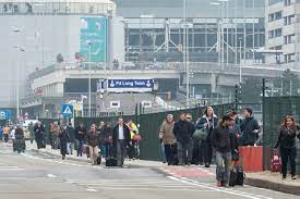 Nach dem blutigen anschlag am brüsseler flughafen hat die polizei am dienstagnachmittag die suche nach waffen und möglichen. At Least 31 Dead In Bombings Of Brussels Airport Metro Mpr News