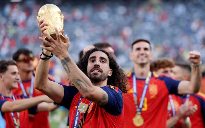 Marc Cucurella levanta a taça da Copa do Mundo