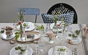 Ikea Deutschland Ein Tisch Mit Bluten Und Muscheln U A Mit Vardagen Tischdecke In Beige Http Www Ikea Tisch Dekorieren Esszimmer Dekor Tischdekoration