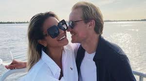 Free we hebben een huis gekocht 1 april grap monicageuze weekvlog 164 mp3. Monica Geuze Koopt Huis Met Robbert En Deelt Nu Eerste Foto S Rtl Boulevard