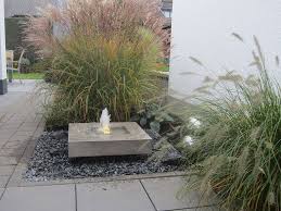 Ein springbrunnen im garten ist blickfang und ruhepol. Genialer Gartenbrunnen In Moderner Betonoptik Referenz Kundenbild Genialer Gartenbrunnen In Moderner Betonopt Gartenbrunnen Brunnen Garten Wasserspiel Garten