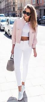 L'essentiel de la tenue est décontractée et comfy : Mode Vanity Fair Zomerjas Outfits Bomberjack Outfit