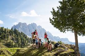 The declension of ferien as a table with all forms in singular (singular) and plural (plural) and in all four cases nominative (1st case), genitive (2nd case), dative (3rd case) and accusative (4th case). Suedtirol De A Z Ferien In Sudtirol Schulferien 2021