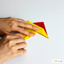 Setelah anda membuat lipatan pertama (horizontal), lipat kertas dari satu sisi hingga sisi lainnya. Origami Payung Warna Warni Chai S Play
